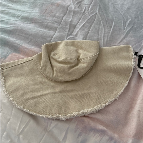 ✨SALE✨ ZARA BUCKET HAT
✨SALE✨ main image 5